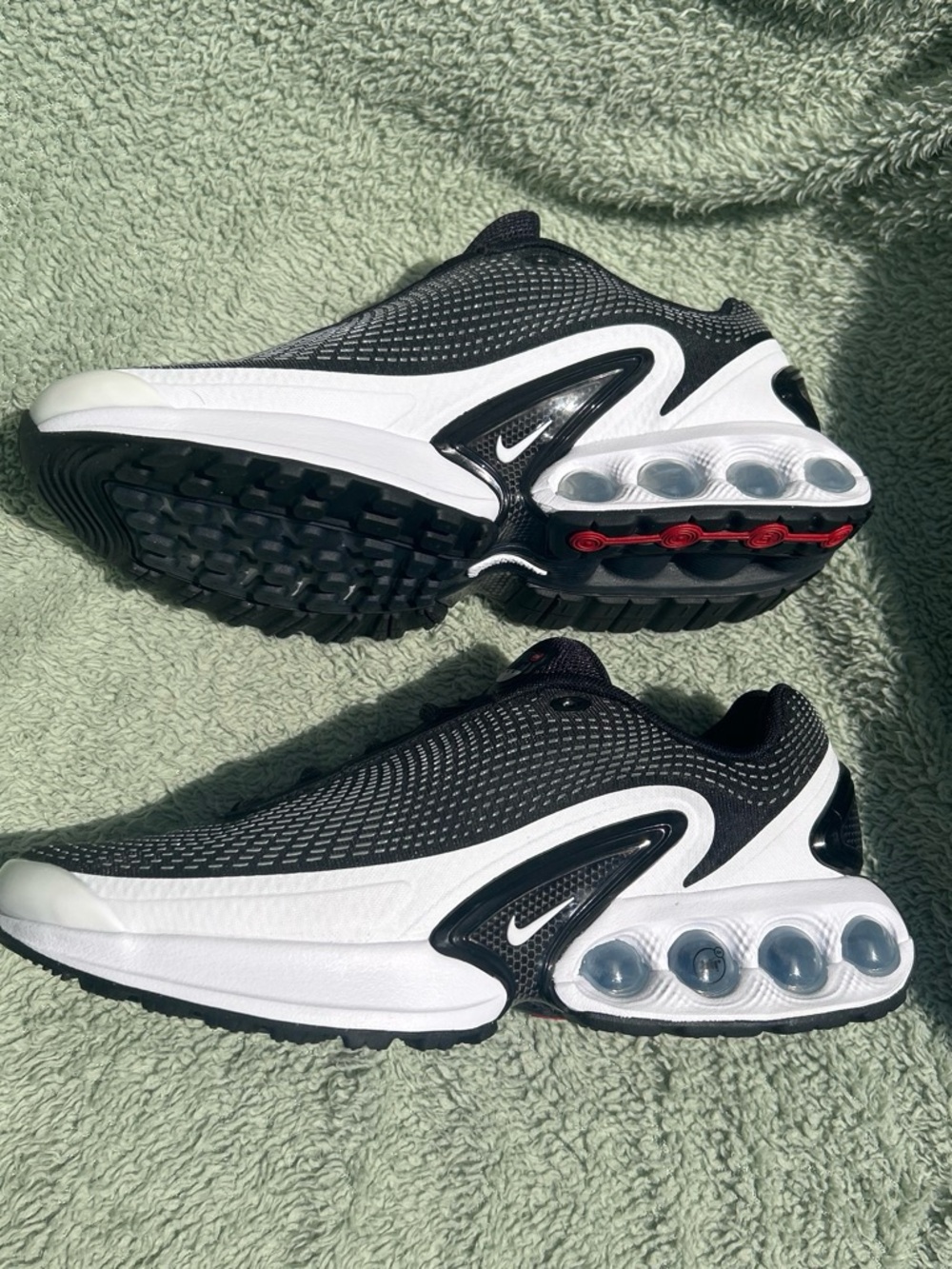 Nike Air Max Dn black/white Womens sneakers NEW size 8 - Picture 2 of 7